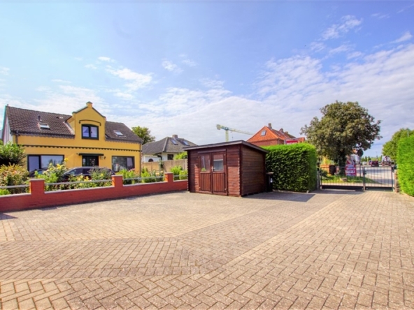 Zufahrt und Parkplatz