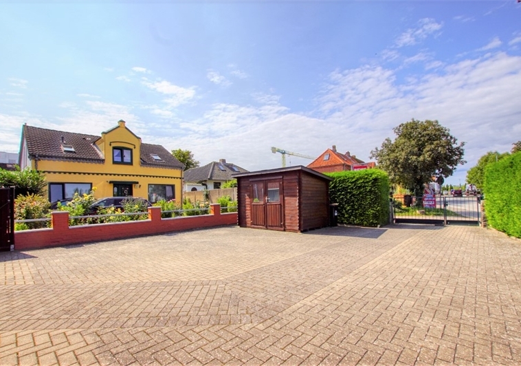 Zufahrt und Parkplatz