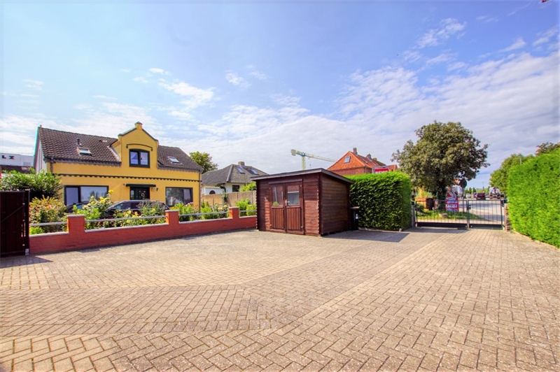 Zufahrt und Parkplatz