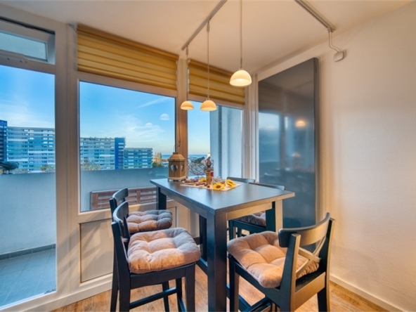 Essbereich am Fenster