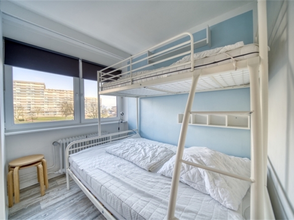 Kinderzimmer mit großem Etagen