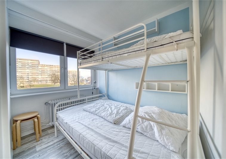 Kinderzimmer mit großem Etagen