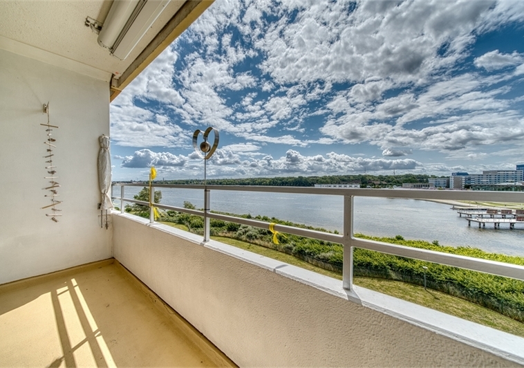 Wohnung 1: Balkon mit Markise