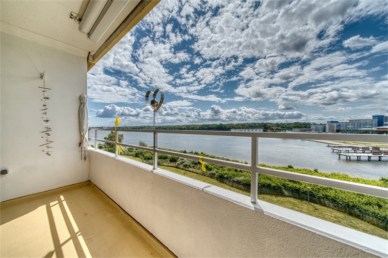Wohnung 1: Balkon mit Markise