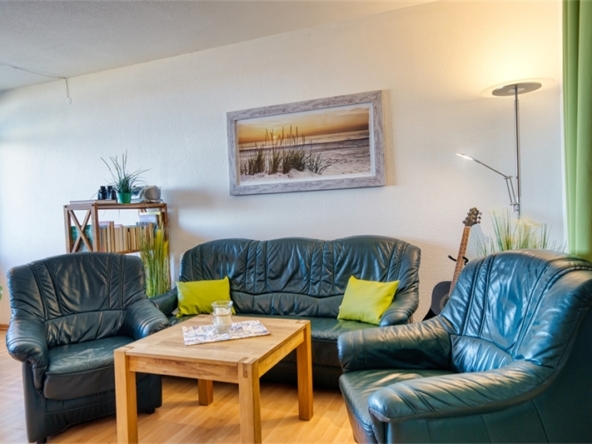Sofa und Sessel im Wohnbereich